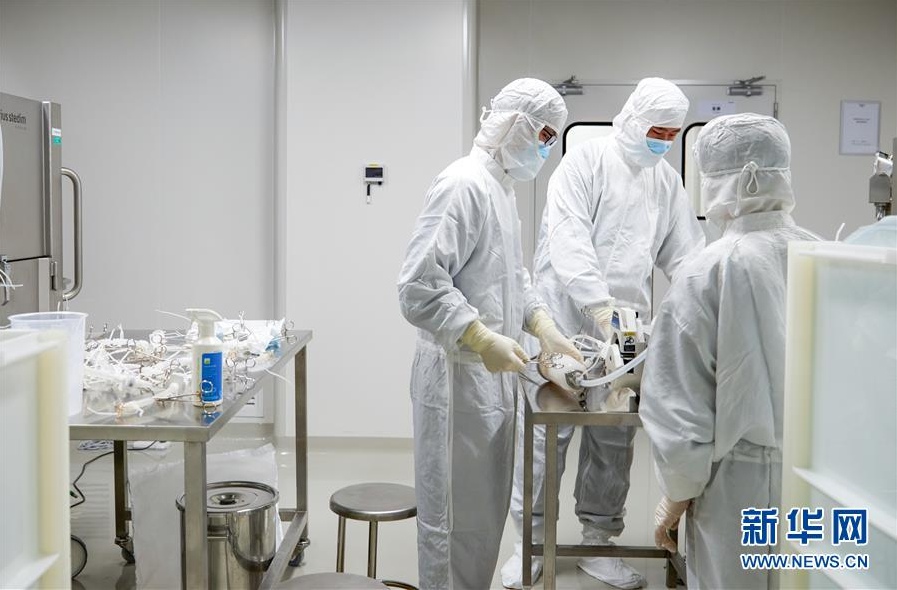 2020년 10월 15일, 직원들이 시노백 백신 제조 작업장에서 배율 작업을 하고 있다. [사진 출처: 신화망]