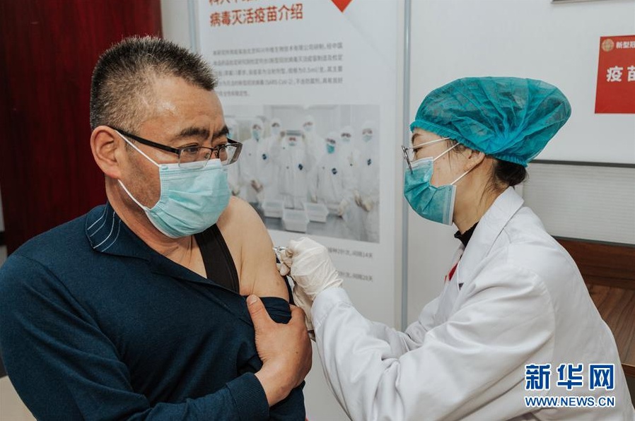 2020년 4월 16일, 시노백의 직원이 장쑤성 쉬저우시 쑤이닝현에서 지원자들에게 코로나19 불활성화 백신을 접종하고 있다. [사진 출처: 신화망]