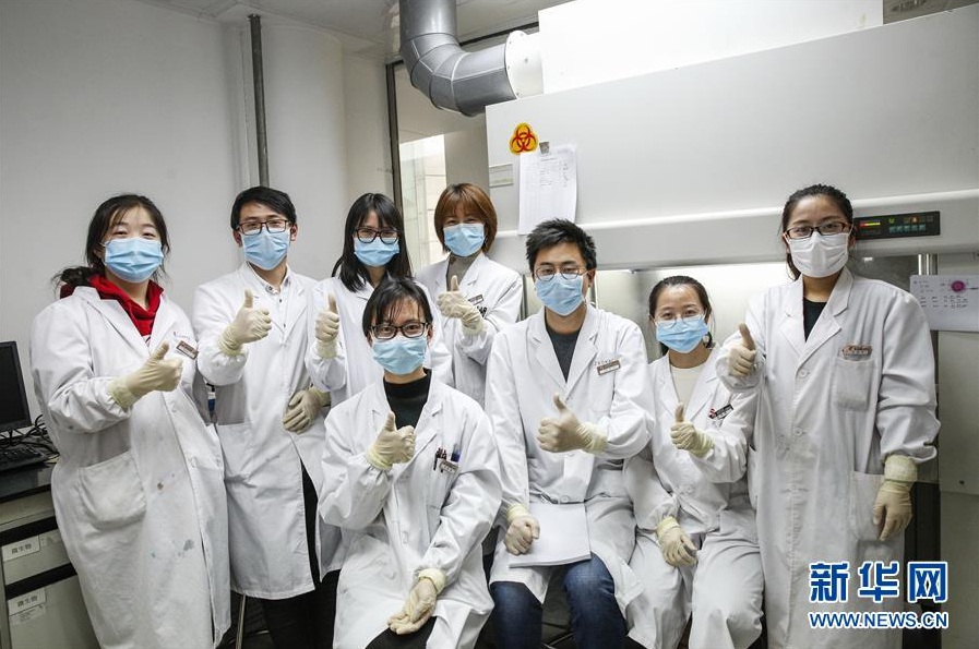 2020년 3월 16일, 시노백의 코로나19 백신 연구 개발 품질 검사 팀원이 실험실에서 단체촬영을 하고 있다. [사진 출처: 신화망]