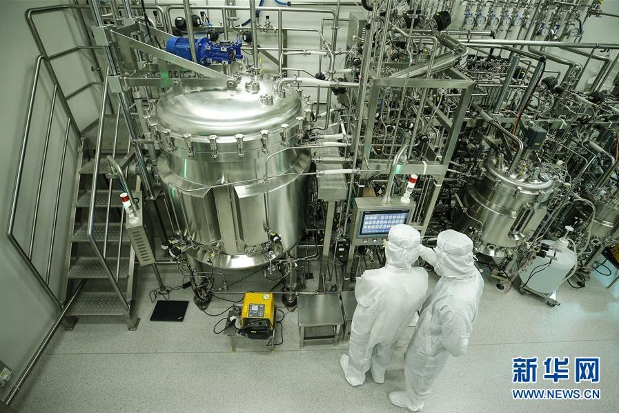 시노백의 직원이 코로나19 불활성화 백신 원액 작업장에서 Vero 세포 배양 생체 반응기의 설정 파라미터를 살펴보고 있다.  [2020년 7월 15일 촬영/사진 출처: 신화망]