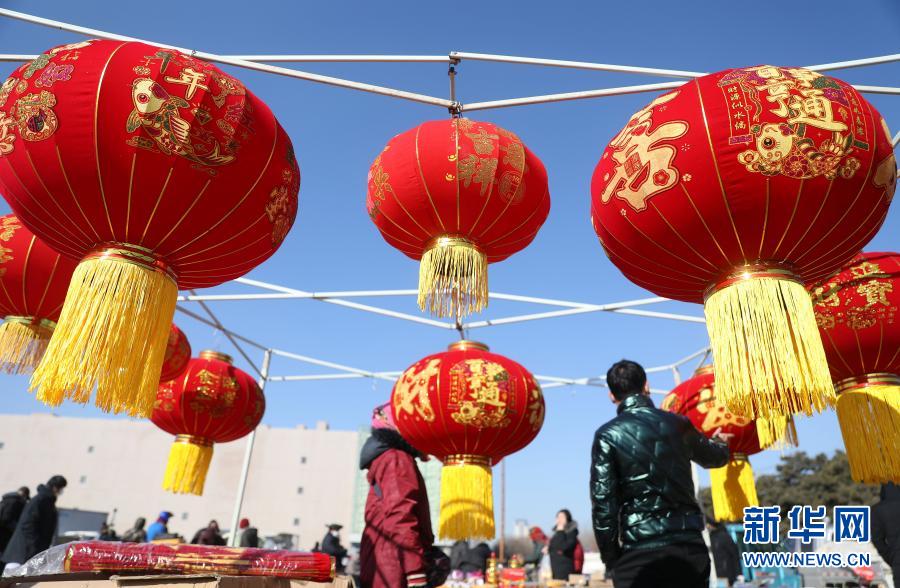 2월 8일, 시민들이 훙치시장에서 덩룽(燈籠)을 골라 구매하고 있다. [사진 출처: 신화망]