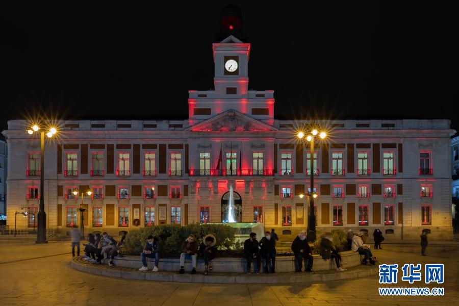 11일 스페인 마드리드 푸에르타 델 솔 광장에서 촬영한 왕립 우체국(사진 출처: 신화망)