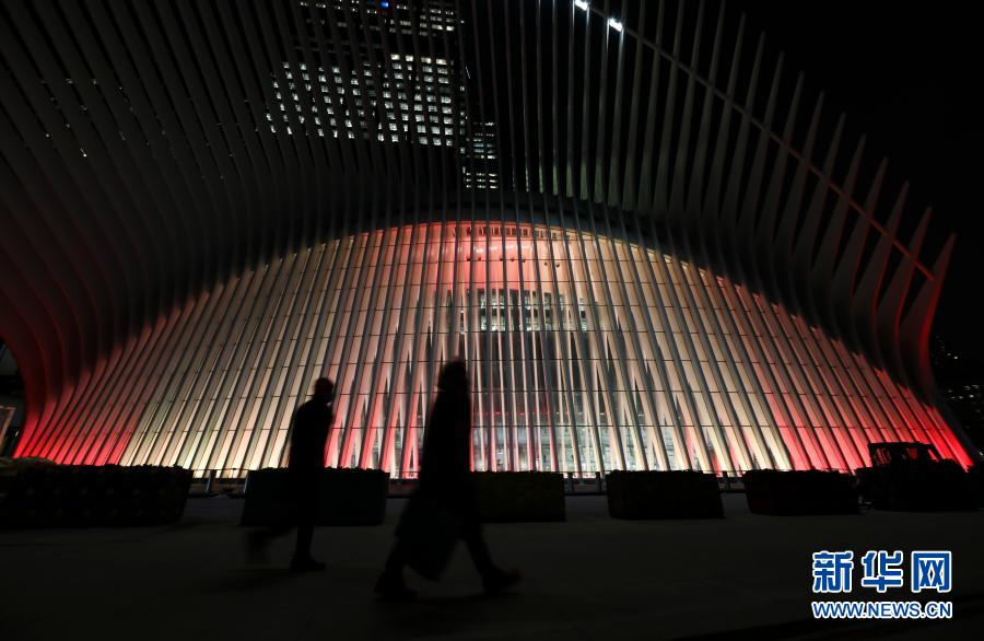 지난 10일 미국 뉴욕 The Oculus에서 붉은색과 금색의 등이 켜졌다. (사진 출처: 신화망)