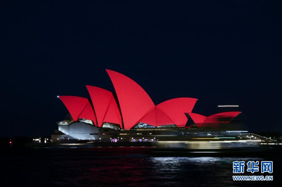 11일 오스트레일리아 시드니 오페라 하우스에 붉은 등이 켜졌다. 오스트레일리아 뉴사우스웨일스주는 이날 음력 신축년 새해를 축하하기 위해 시드니항에서 시드니 오페라 하우스의 홍등 의식을 펼쳤다. (사진 출처: 신화망)