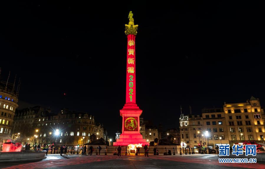 지난 10일 영국 런던 트라팔가르 광장의 넬슨 기념비와 분수가 ‘중국홍’으로 빛나며 중국 음력 새해인 신축년을 축하했다. (사진 출처: 신화망)