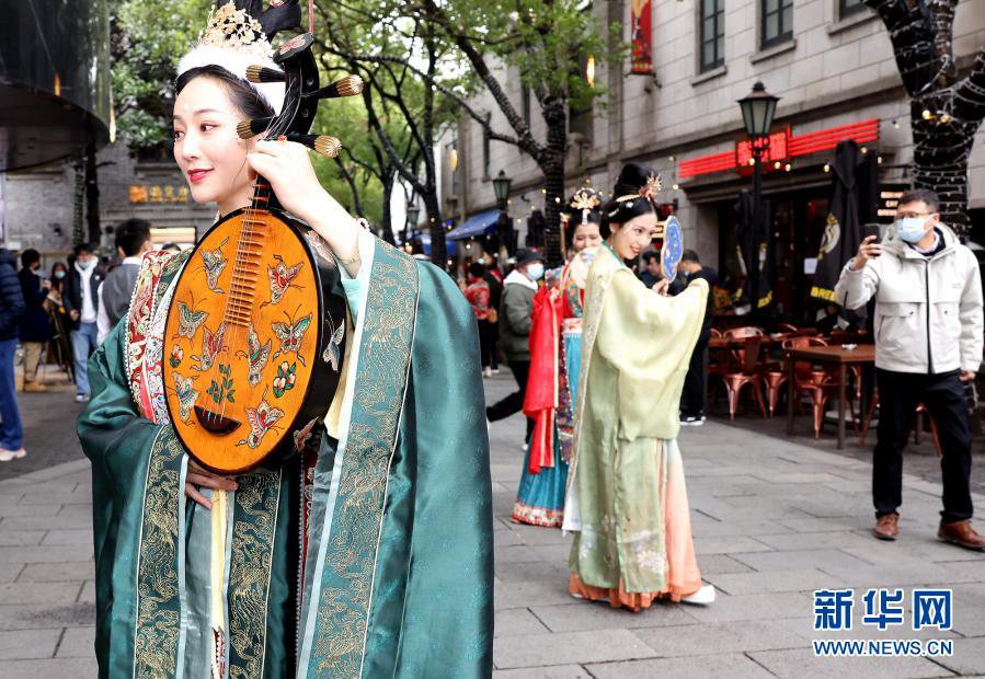 2월 12일, 전통 복식 차림의 공연가들이 상하이 신톈디 스쿠먼(石庫門) 뒷골목에서 걷고 있다. [사진 출처: 신화망]