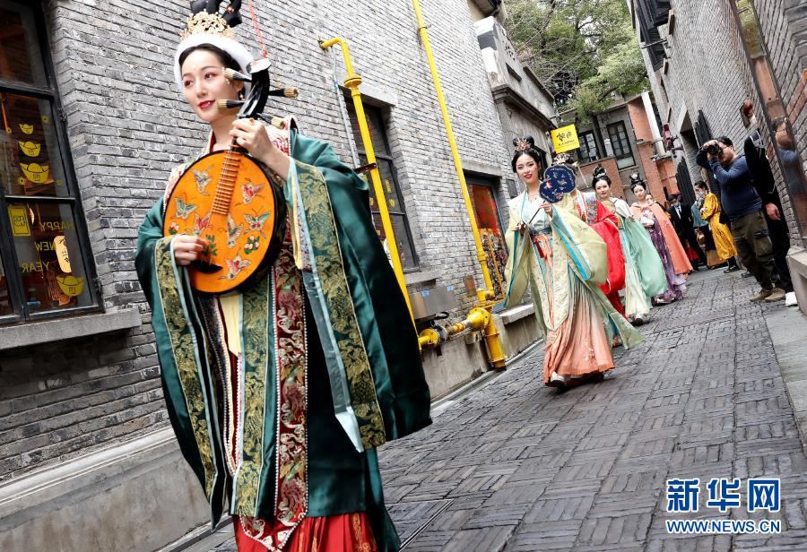2월 12일, 전통 복식 차림의 공연가들이 상하이 신톈디 스쿠먼 뒷골목에서 걷고 있다. [사진 출처: 신화망]