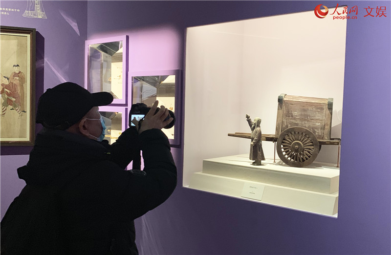 2월 6일, 관람객들이 중국 국가박물관에서 ‘중국 고대 복식 문화전’ 전시품을 관람하고 있다. [사진 출처: 인민망]