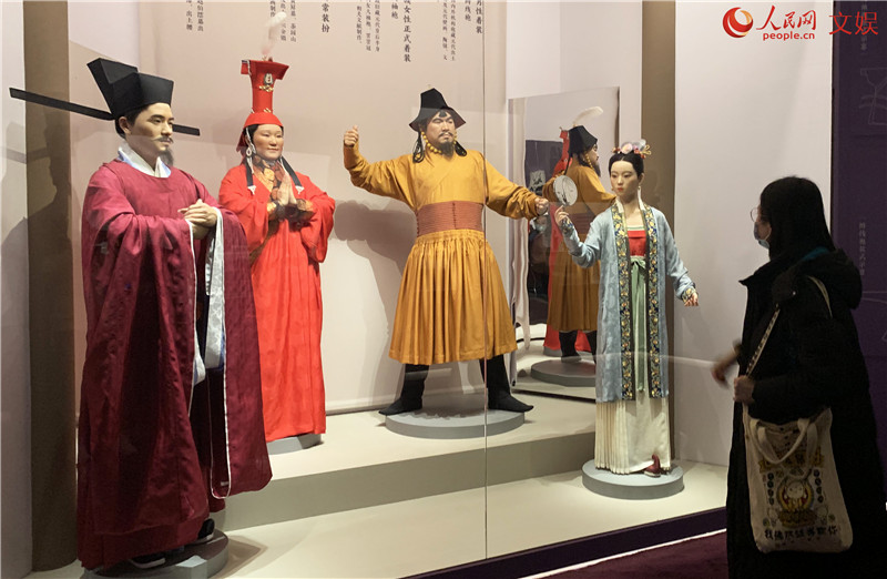 2월 6일, 관람객들이 중국 국가박물관에서 ‘중국 고대 복식 문화전’ 전시품을 관람하고 있다. [사진 출처: 인민망]