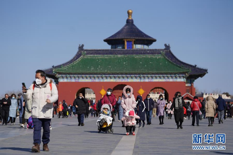 관광객들이 톈탄공원을 유람하고 있다. [사진 출처: 신화망]