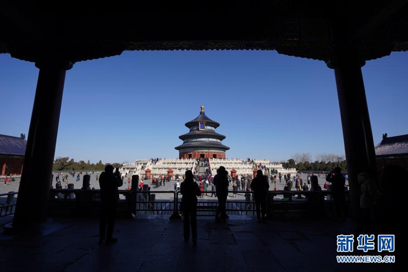관광객들이 톈탄공원을 유람하고 있다. [사진 출처: 신화망]