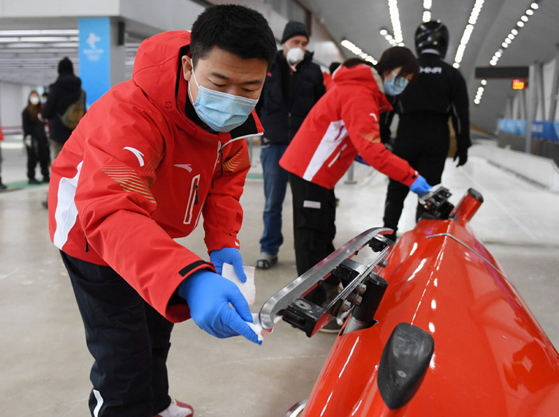 2월 20일, 옌칭(延慶) 경기구역 국가 봅슬레이·루지 센터에서 직원들이 시합 전 스케이트 날을 닦고 있다. [사진 출처: 신화망]