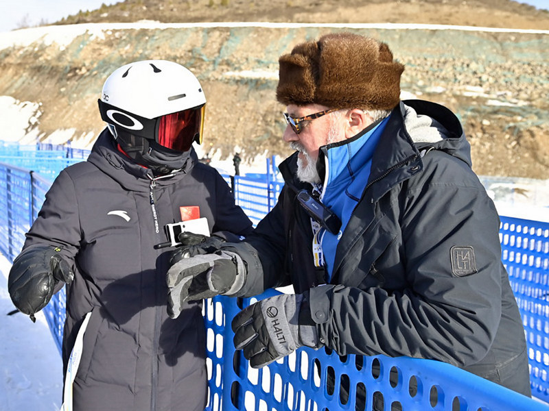 국제스키연맹(FIS) 프리스타일 스키 코디네이터 조셉 피츠제럴드(오른쪽)가 직원과 통합구역 규범에 대해 소통하고 있다. [2월 19일 촬영/사진 출처: 신화망]