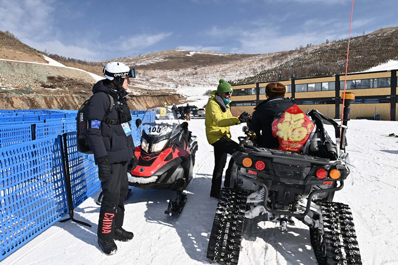 국제스키연맹 프리스타일 스키 코디네이터 조셉 피츠제럴드(오른쪽)가 직원과 소통하고 있다. [2월 19일 촬영/사진 출처: 신화망]