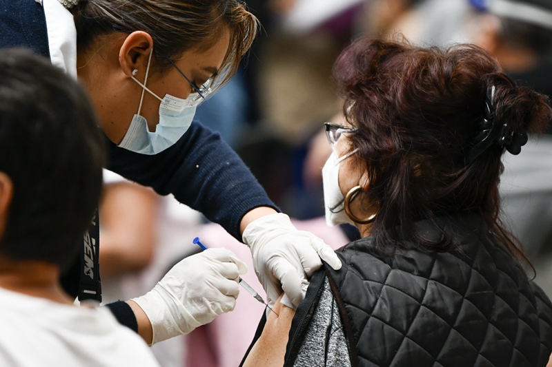 2월 22일, 멕시코 의료진이 한 노인에게 중국 시노백 백신을 접종하고 있다. [사진 출처: 신화망]