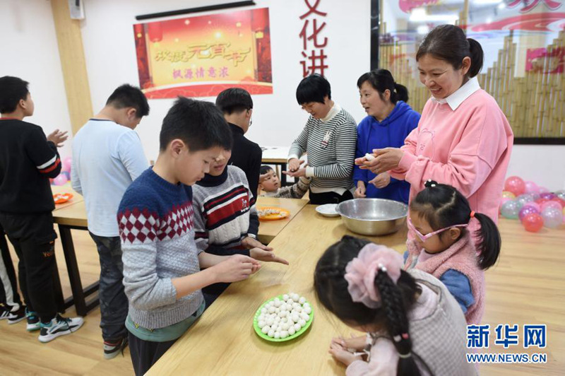 펑위안촌 문화예당 자원봉사자와 마을 어린이들이 함께 탕위안을 만들고 있다. [사진 출처: 신화망]
