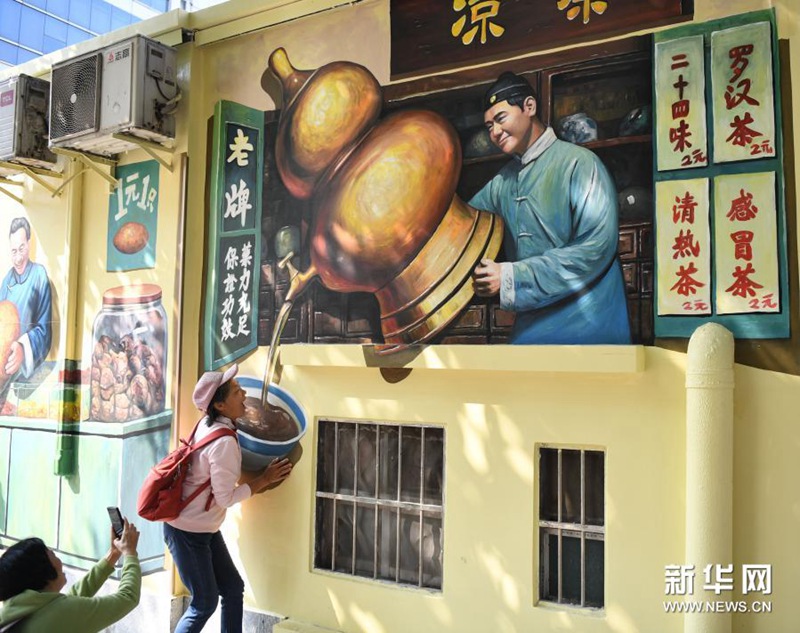 2월 23일, 광저우 웨슈구 푸쉐시거리의 벽화 앞에서 시민들이 기념촬영을 하고 있다. [사진 출처: 신화망]