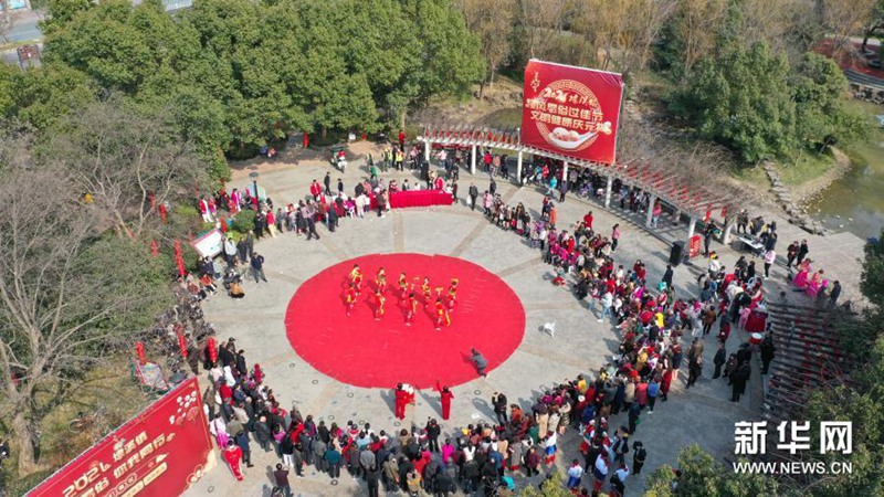 2월 23일, 사람들이 다이시진 광장에서 위안샤오제 공연을 관람하고 있다.  [드론 촬영/사진 출처: 신화망] 