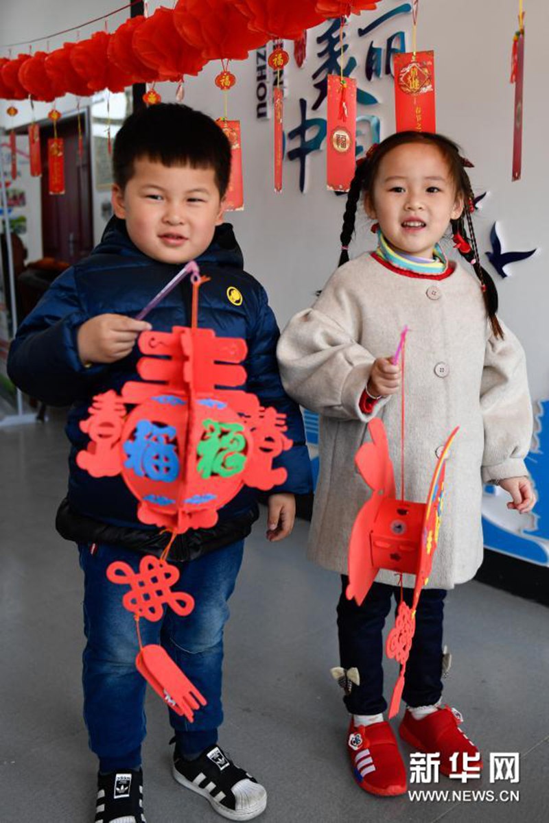 2월 23일, 먀오시진 먀오산촌의 어린이들이 수공예 등롱을 선보이고 있다. [사진 출처: 신화망]