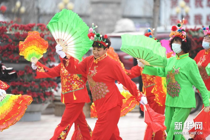 2월 23일, 민간 예술인들이 허젠시 징허진 펑얼농장에서 채고교(踩高蹺, 높은 나무다리를 타고 걷기) 공연을 하고 있다. [사진 출처: 신화망]
