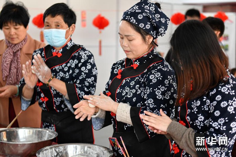 2월 23일, 먀오시진 먀오산촌 마을 주민들이 문화예당에서 탕위안을 빚고 있다. [사진 출처: 신화망]