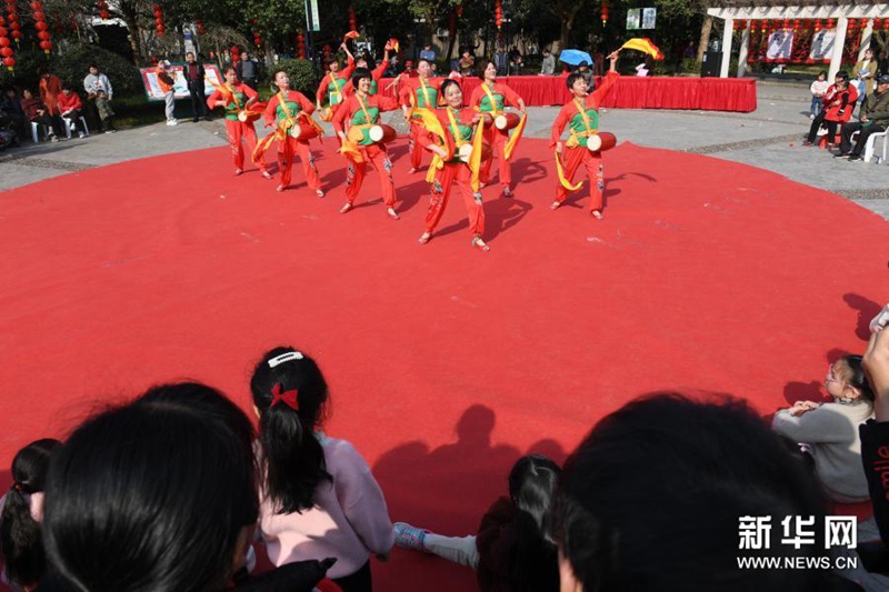 2월 23일, 사람들이 다이시진 광장에서 요고(腰鼓, 허리에 달고 치는 장구의 일종) 공연을 관람하고 있다. [사진 출처: 신화망]