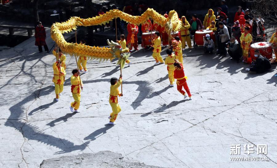 2월 24일, 장쑤(江蘇) 쑤저우(蘇州) 후추산(虎丘山) 관광지에서 민간 예술인들이 용춤을 추고 있다. [사진 출처: 신화망]