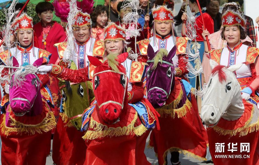 2월 24일, 저장(浙江)성 후저우(湖州)시 더칭(德清)현 무양(舞阳)거리 상바이(上柏)촌에서 민간 예술인들이 전통 비물질문화유산(무형문화재) ‘파오마덩’(跑馬燈)을 선보이고 있다. [사진 출처: 신화망]