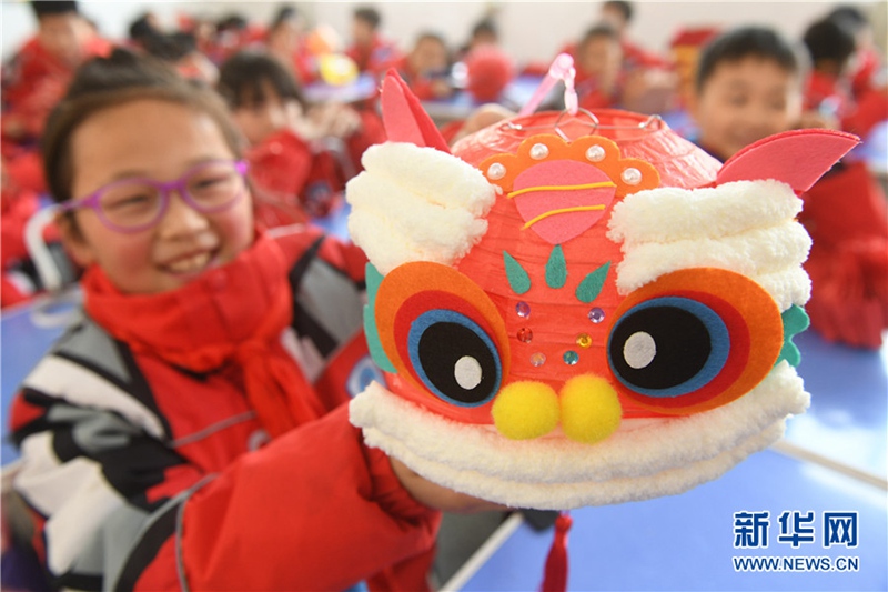 2월 23일, 안후이성 푸양시 잉둥구 위신초등학교의 학생이 직접 만든 ‘사자’ 모양의 꽃등을 선보이고 있다. [사진 출처: 신화망]