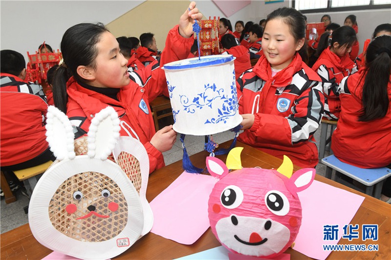 2월 23일, 초등학생들이 꽃등을 만드는 기술을 교류하고 있다. [사진 출처: 신화망]