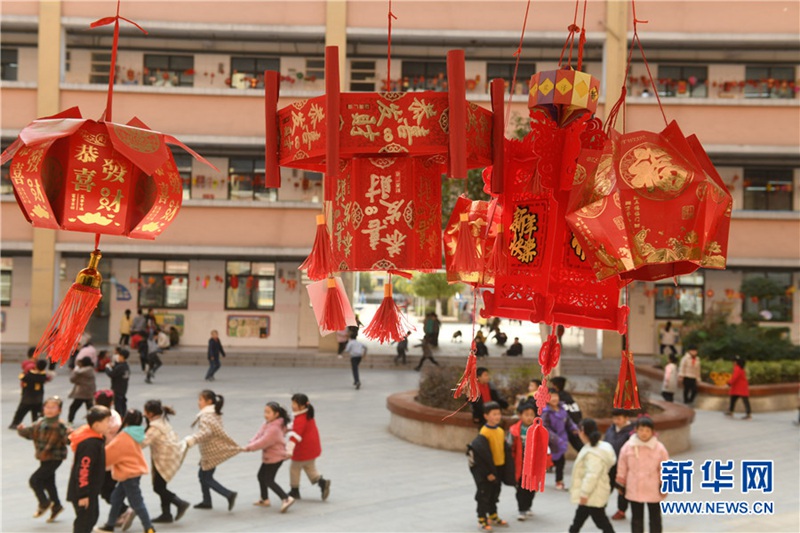 2월 23일, 초등학생들이 만든 꽃등이 교내에 높이 걸려 명절 분위기를 물씬 풍긴다. [사진 출처: 신화망]