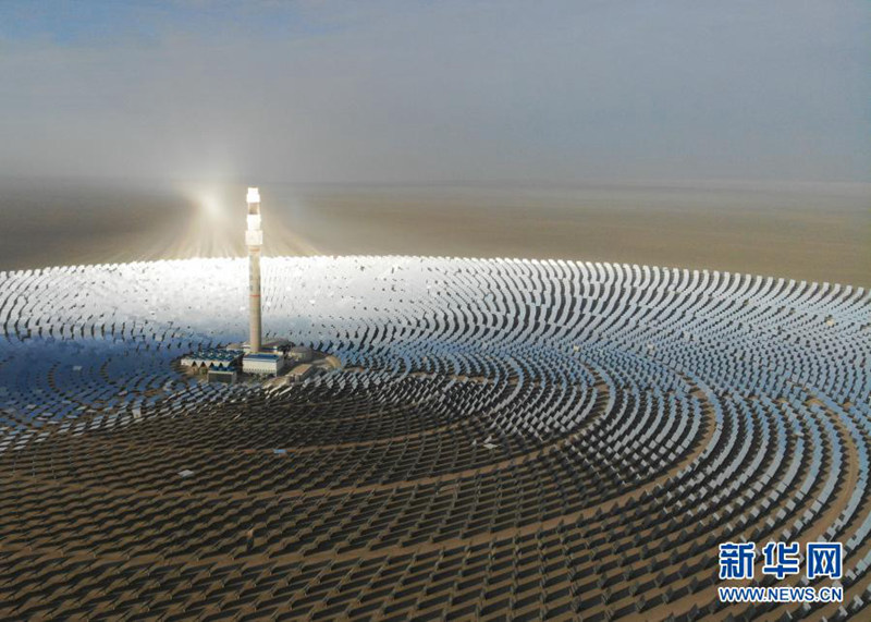 2월 23일 촬영된 둔황 100MW급 용융염 타워형 태양열 발전소 [드론 촬영/사진 출처: 신화망]