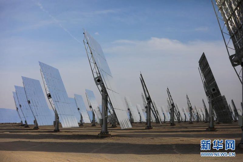 2월 23일 촬영된 둔황 100MW급 용융염 타워형 태양열 발전소 [사진 출처: 신화망]
