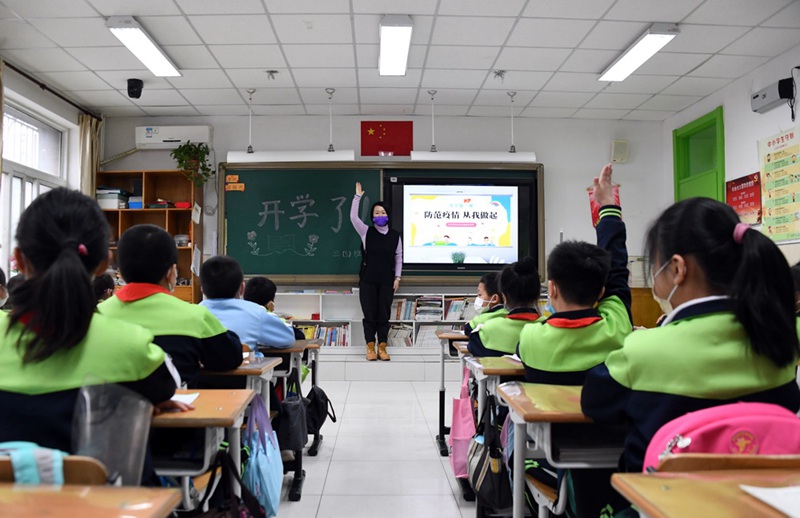 3월 1일, 베이징시 하이뎬(海淀)구 타이핑(太平)로 초등학교 학생들이 ‘개학 첫 수업’을 듣고 있다. [사진 출처: 신화망]