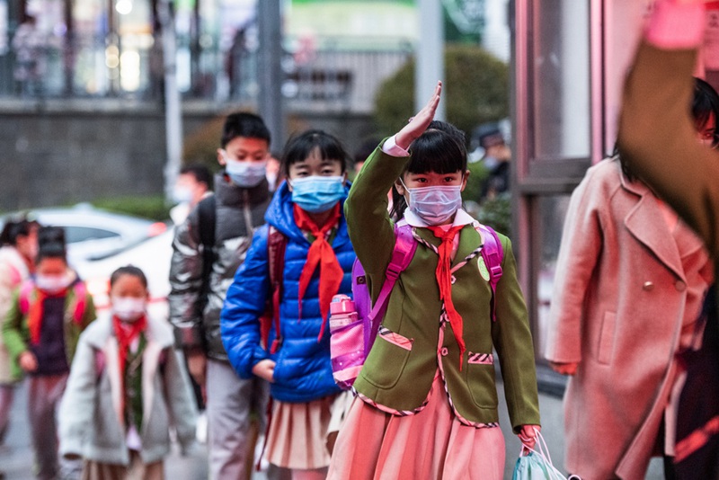 3월 1일, 팡차오디(芳草地) 국제학교 구이양(貴陽) 분교 학생들이 줄지어 교정에 들어가고 있다. [사진 출처: 신화망]