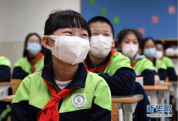 3월 1일, 베이징시 하이뎬구 타이핑로 초등학교 학생들이 ‘개학 첫 수업’을 듣고 있다. [사진 출처: 신화망]