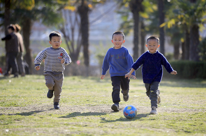 간쑤(甘肅)성 룽난(隴南)시 빈장(濱江)습지공원에서 어린이들이 놀고 있다. [사진 출처: 신화망/촬영: 란촹창(冉創昌)]