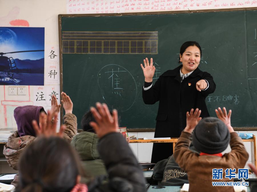 쓰촨성 메이구현 와이촌 마을 초등학교에서 양줘마가 학생들의 손 위생을 검사하고 있다. [3월 2일 촬영/사진 출처: 신화망]