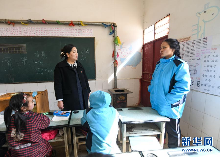 쓰촨성 메이구현 와이촌 마을 초등학교에서 양줘마(왼쪽 2번째)가 후난(湖南)에서 온 교육지원 교사에게 개학 후 학생들의 신청 상황을 묻고 있다. [3월 2일 촬영/사진 출처: 신화망]