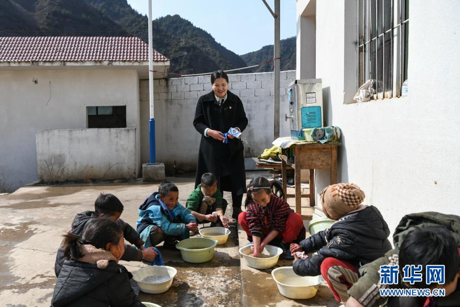 쓰촨성 메이구현 와이촌 마을 초등학교에서 양줘마가 학생들이 손과 얼굴을 씻는 모습을 지켜보고 있다. [3월 2일 촬영/사진 출처: 신화망]