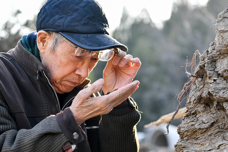 거위안성이 타이위안시 잉쩌(迎澤)구 하오좡(郝莊)진의 산에서 유리를 만드는 원료토를 채집하고 있다. [3월 3일 촬영/사진 출처: 신화사]