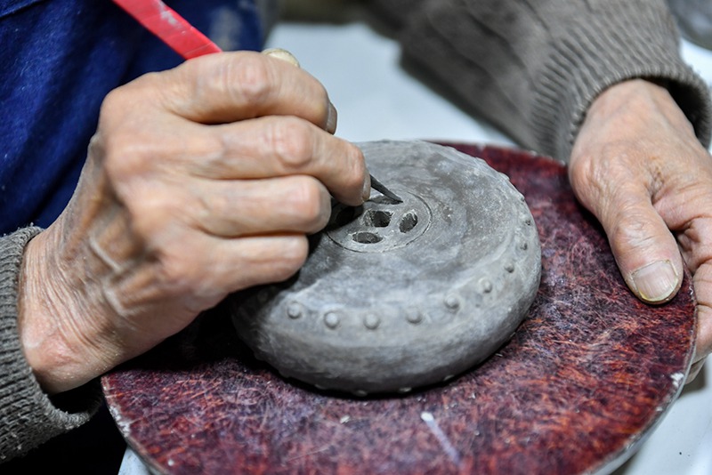거위안성이 유리 공예품에 세밀한 조각 작업을 하고 있다. [1월 13일 촬영/사진 출처: 신화사]