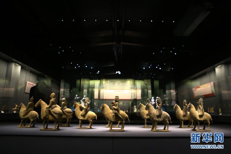 관람객들이 정저우 코끼리도자기 박물관을 참관하고 있다. [사진 출처: 신화망]