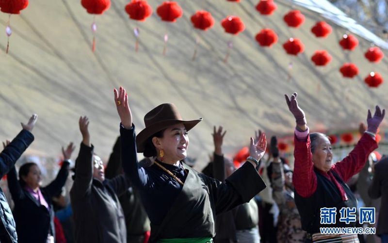 사람들이 룽왕탄공원에서 춤을 추고 있다. [사진 출처: 신화망]