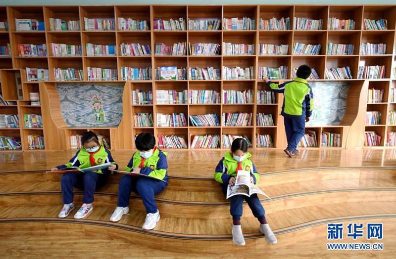 학생들이 도서관에서 책을 읽고 있다. [사진 출처: 신화망]