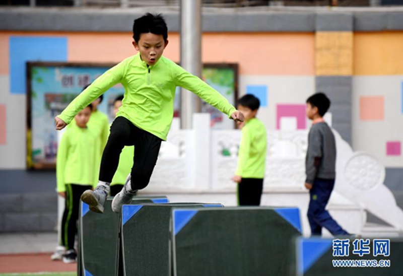 3월 11일, 학생들이 체육 훈련을 하고 있다. [사진 출처: 신화망]