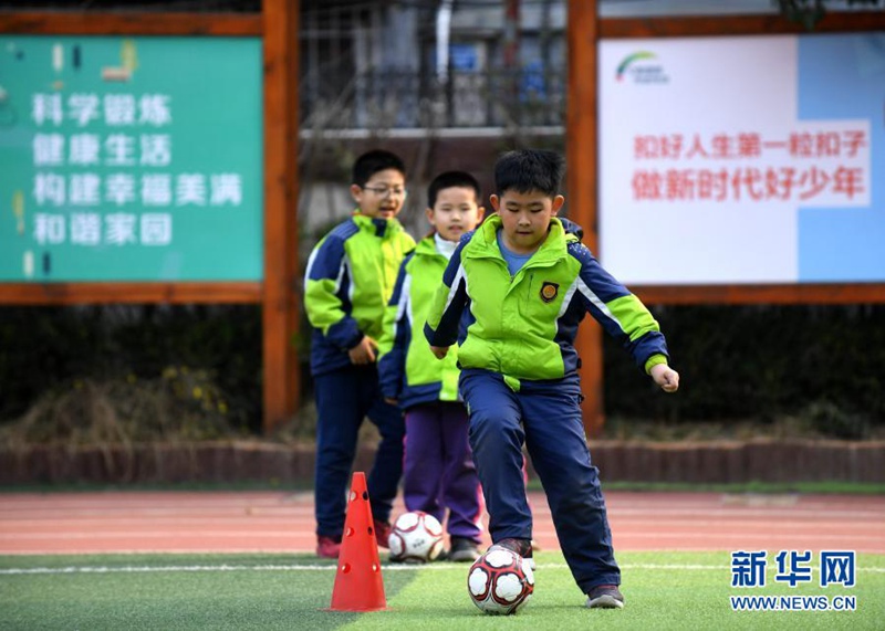 학생들이 축구 연습을 하고 있다. [사진 출처: 신화망]