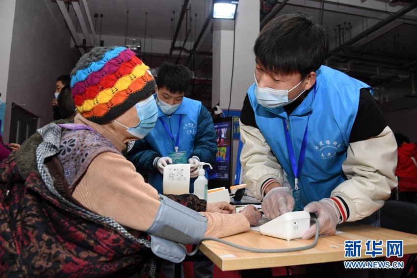 3월 14일, 현장 직원들이 주민들의 접종 전 혈압 측정하고 있다. [사진 출처: 신화망]