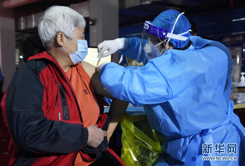 3월 14일, 베이징 하이뎬구 융딩루가도 임시 백신 접종소에서 의료진이 관할지역 노인에게 백신을 접종하고 있다. [사진 출처: 신화망]