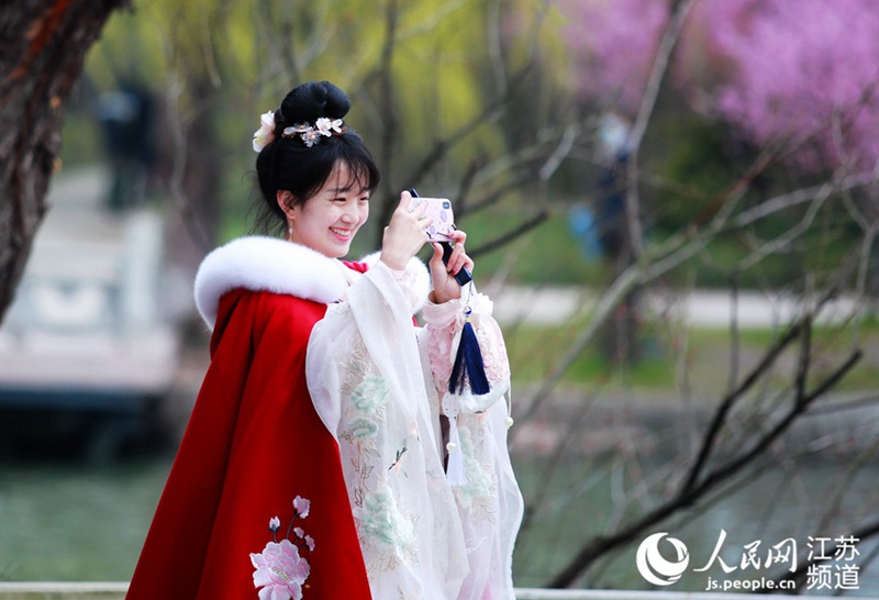 한 관광객이 한푸[漢服: 중국 한족(漢族)의 전통복]를 입고 서우시후 관광지에서 사진을 찍고 있다. [사진 출처: 인민망]